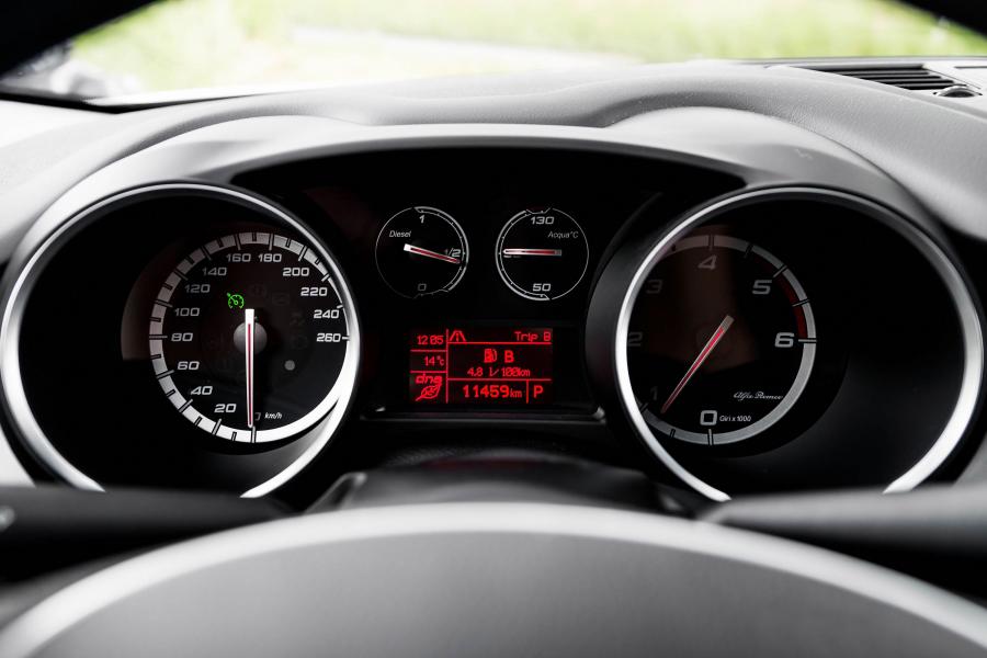Панель приборов Alfa Romeo Giulietta Collezione (940) 2015 года  (WW) (фото 1 из 14)